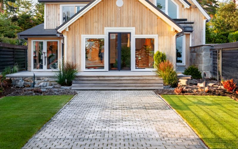 10. Forbattring av framsida med marksten pa villatomt